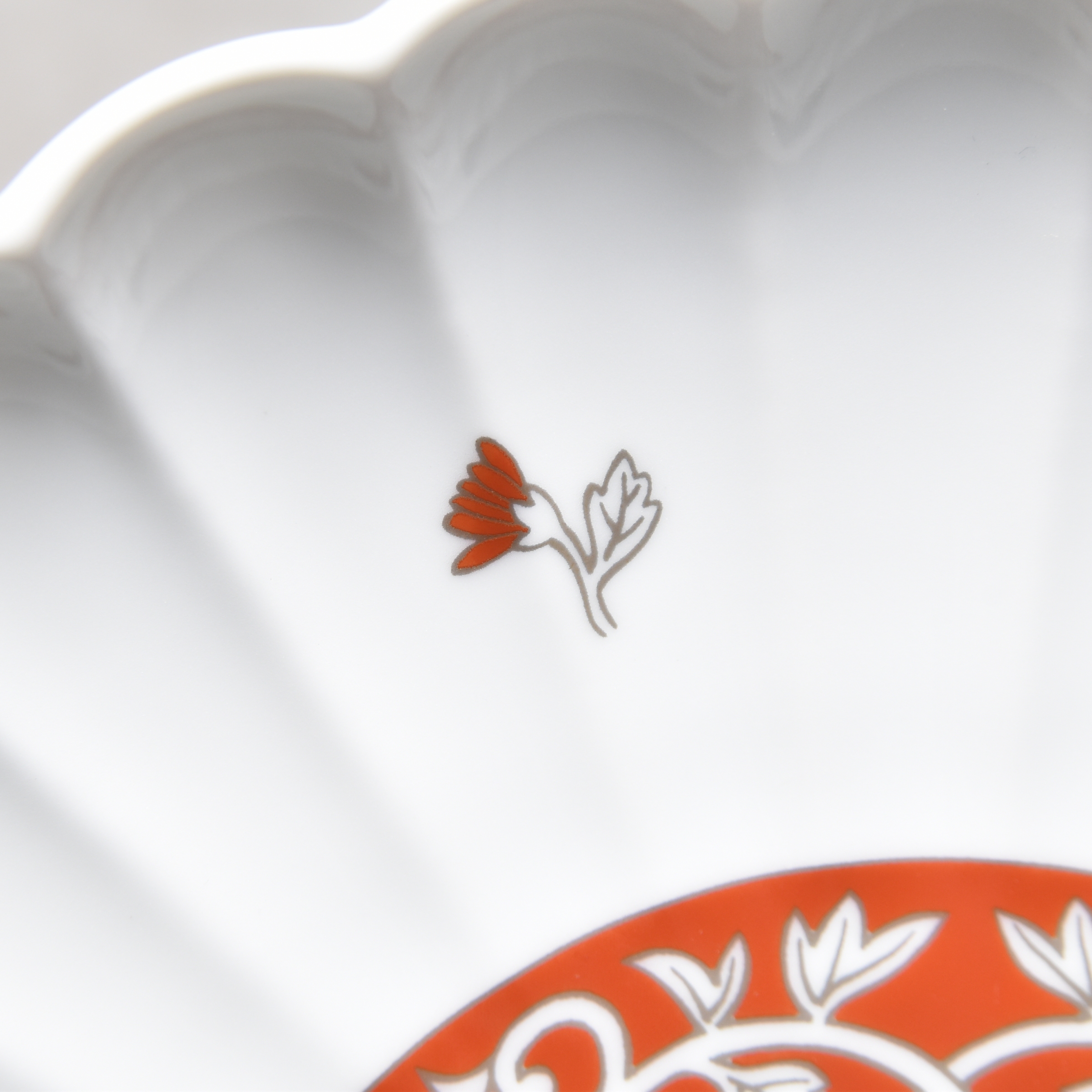 赤濃菊唐草紋）菊型盛り皿|有田焼の老舗-香蘭社オンラインショップ