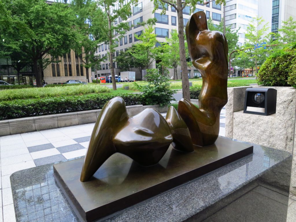 御堂筋彫刻ストリート / 二つに分断された人体：W-13 - 大阪中心 The