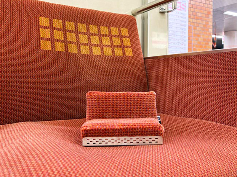 Osaka Metro御堂筋線車両の座席シートを活用した「ロングシート型