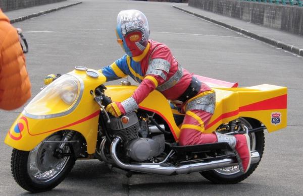 キカイダーのバイクは、カワサキGT500マッハⅢがベース車両。「サイド