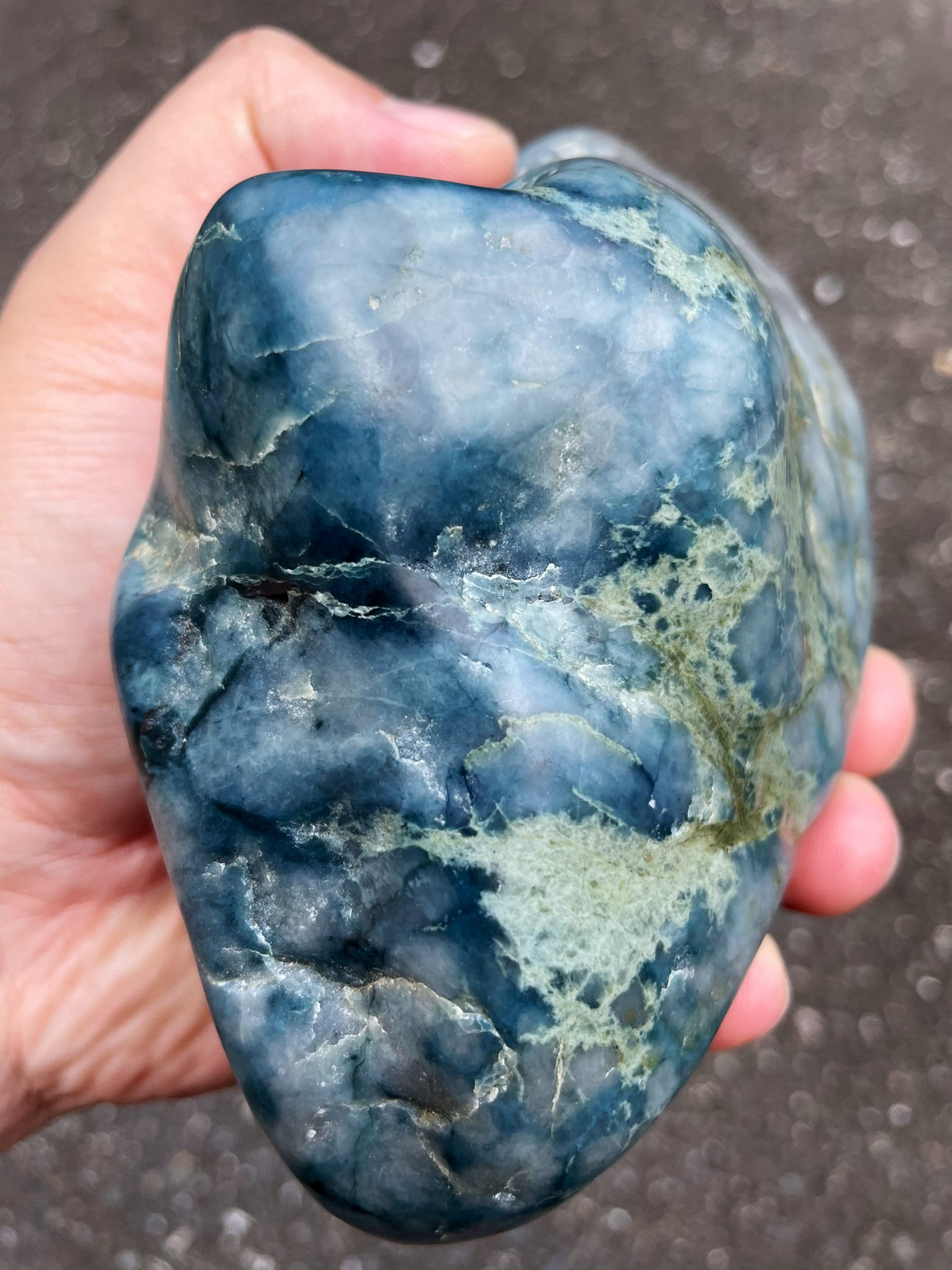 糸魚川翡翠 勾玉 入りコン沢 9g 茄子紺 勾玉 糸魚川 翡翠 青 最上級