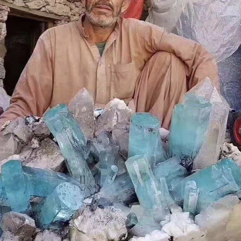 パキスタンでつい数日前に見つかった超大型の #アクアマリン 😵 水晶と