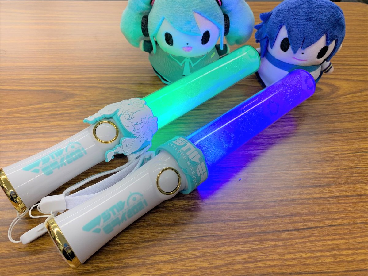 取り付け方】 ①ペンライトリングにペンライトの紐をくくりつけます