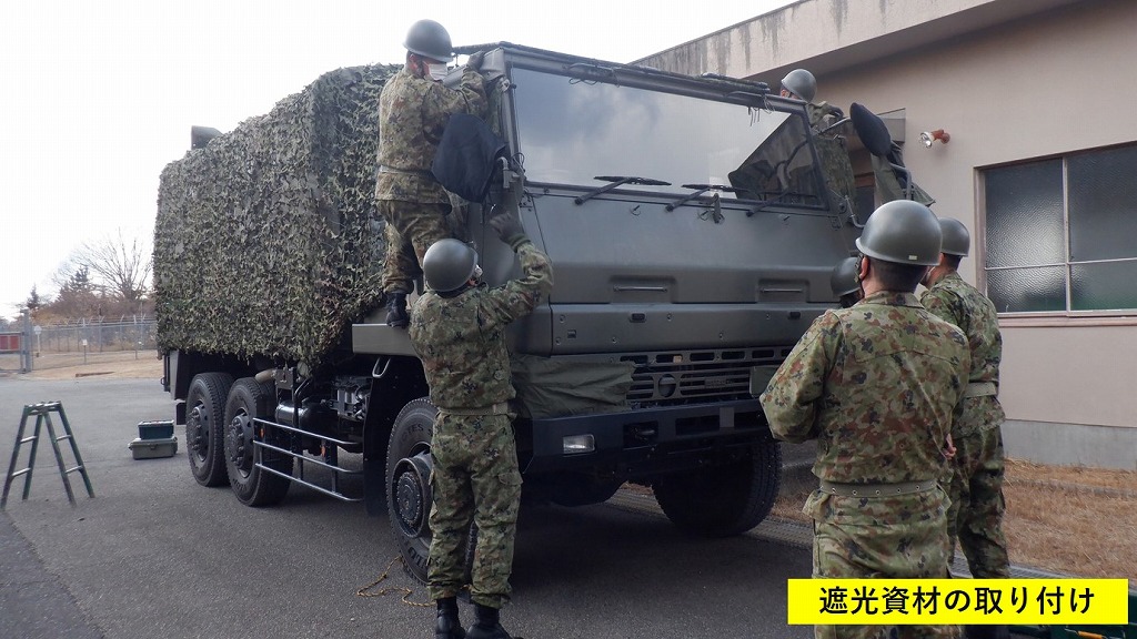 野外行動訓練 に向けて車両を準備しました。 荷台の幌の部分に偽装網を