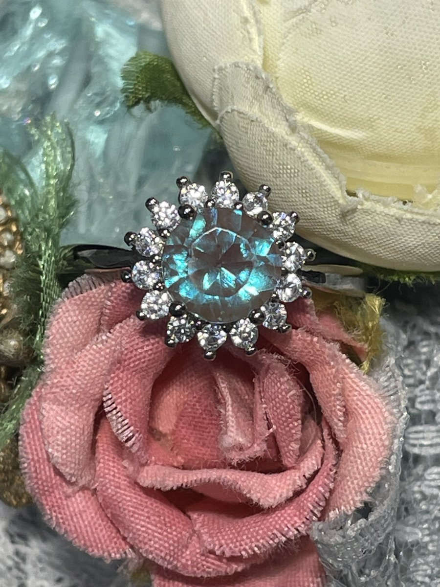 19世紀末の夢を閉じ込めたような、幻想的な輝きを放つアンティーク