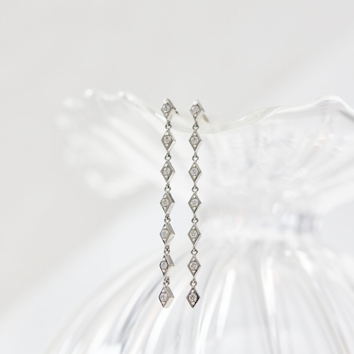 Holiday Limited》 縦に連なるひし形が、横顔にモダンな印象をまとわ