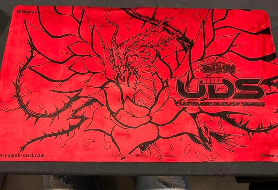 ブラック・ローズ・ドラゴン プレイマット2024 海外 十六夜アキ プレイ