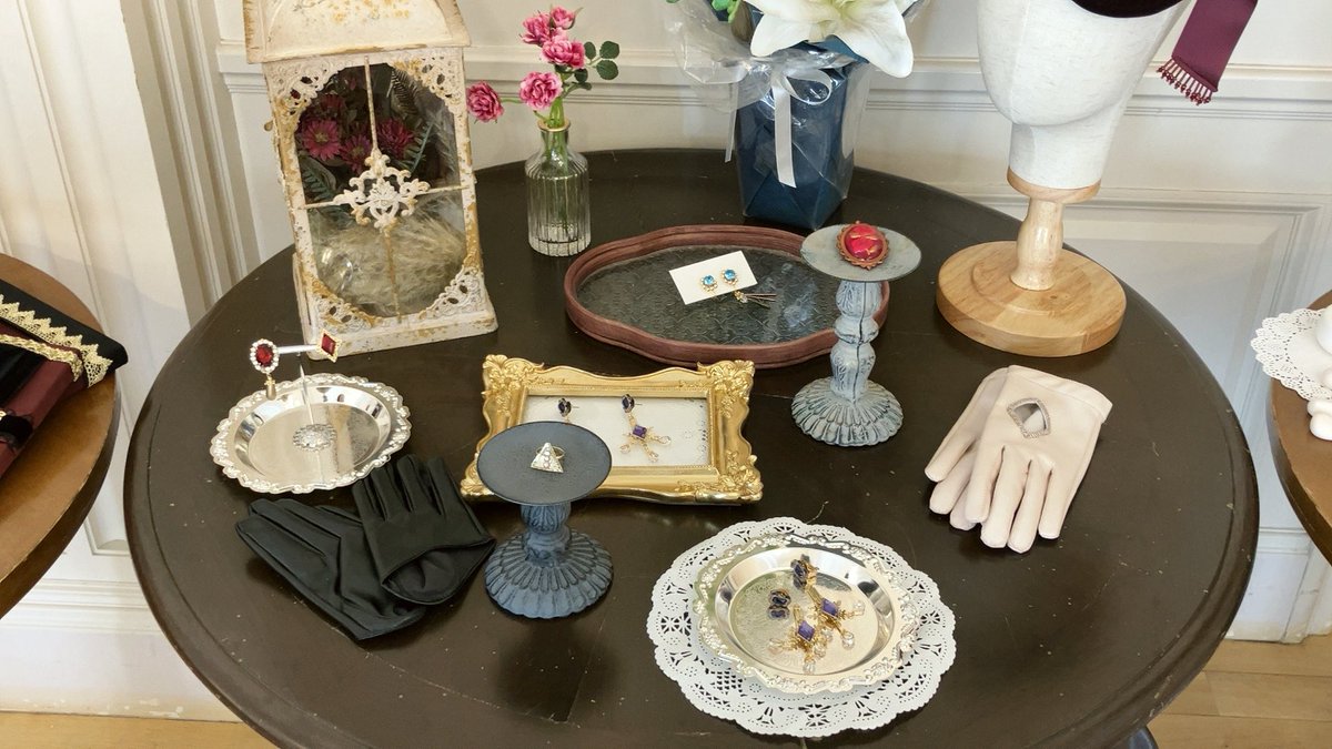 小物類 ヴァン◯リやんけc⌒っ.ω.)っ このイヤリングたち、売ってくれ