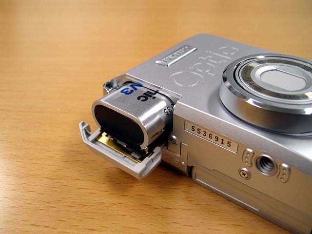 ペンタックス、実売3万円でフレキシブル液晶を搭載した「オプティオ33LF」