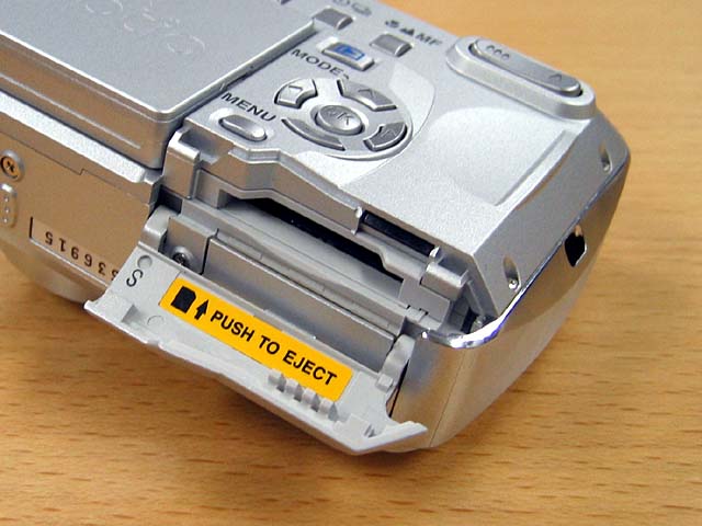 ペンタックス、実売3万円でフレキシブル液晶を搭載した「オプティオ33LF」