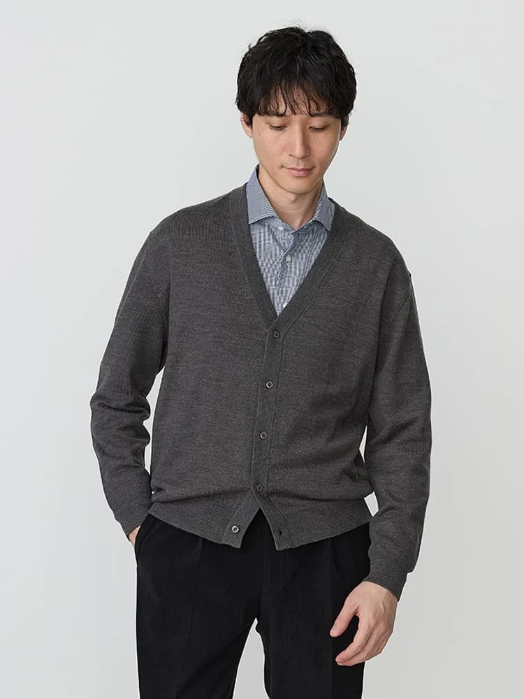 C．グレー TRANS CONTINENTS BIZニット Vネックカーディガン ブラック