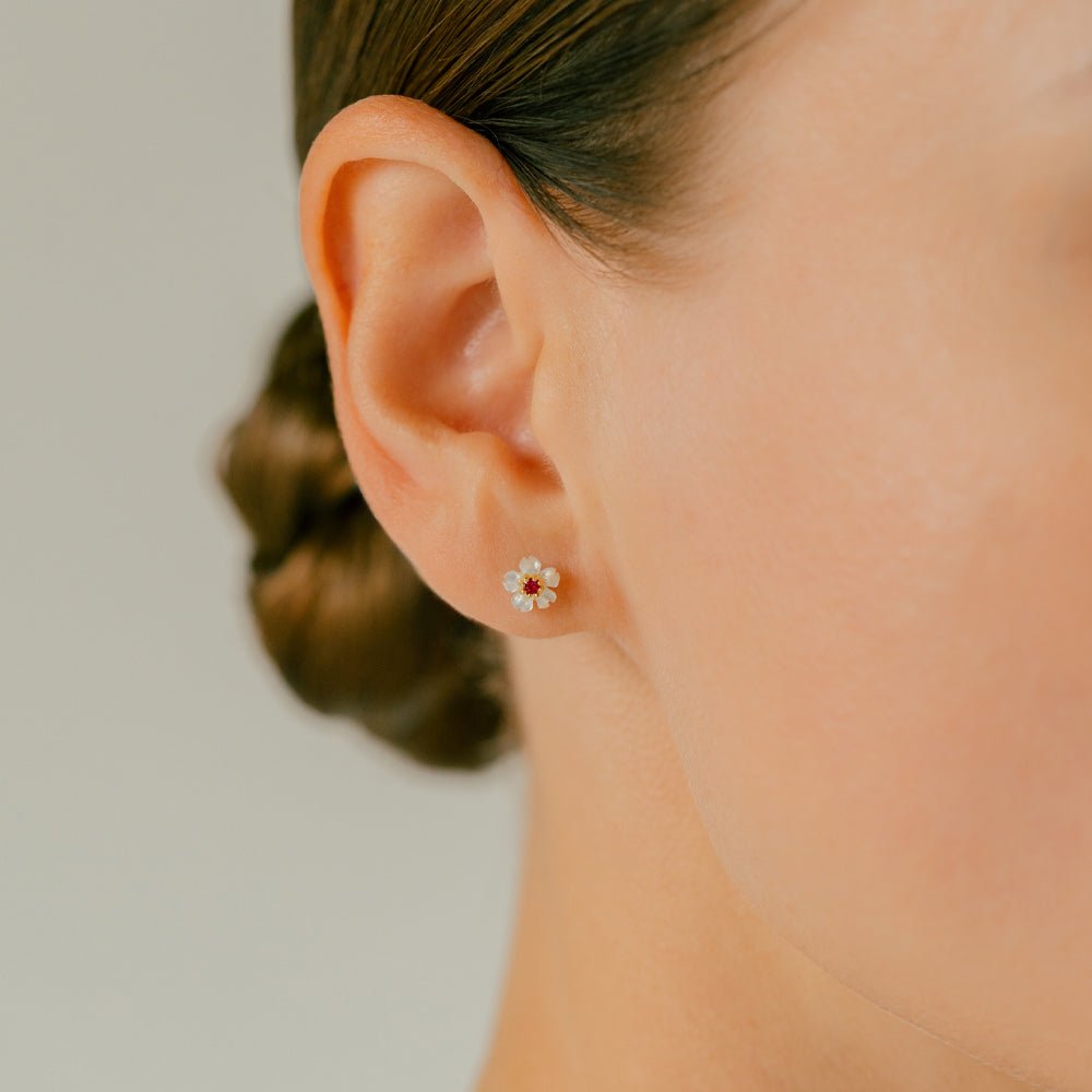 K18 シェル フラワー ボディピアス│ルビー・エメラルド・ターコイズ