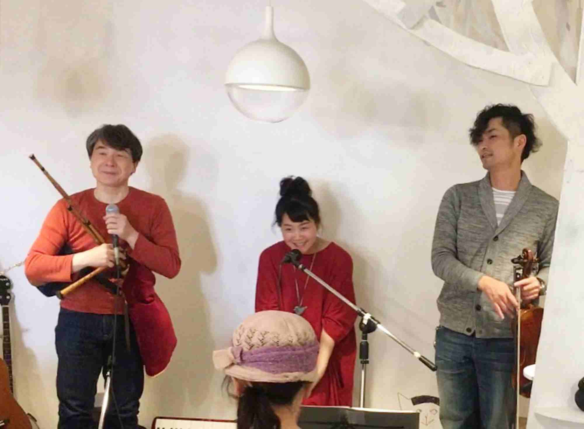 シンディー・ローパーが弾き語りでアパラチアン・ダルシマー弾いてますね。