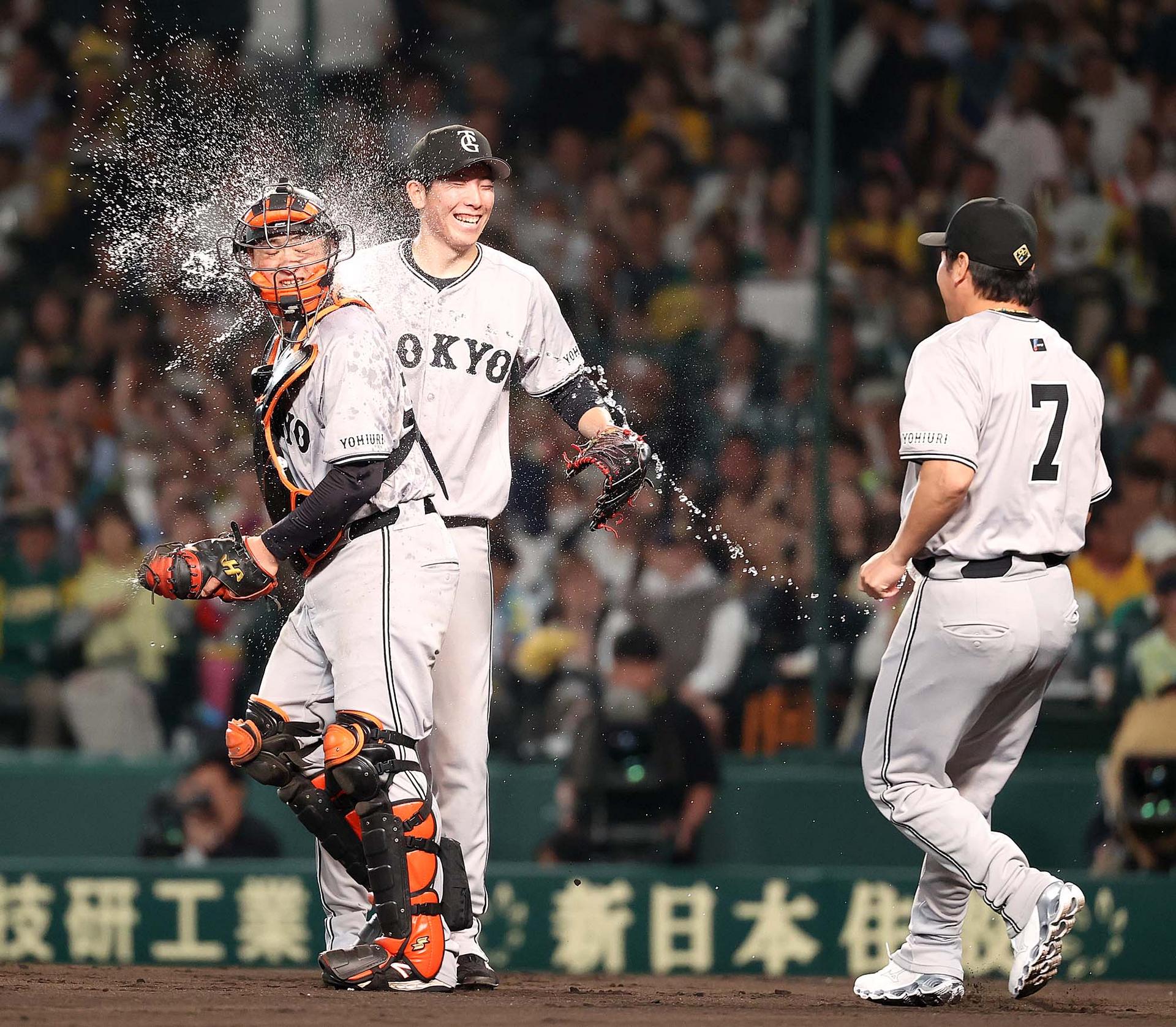 岸田行倫選手2024投げ入れ直筆サインボールジャイアンツケース付き投げ込み