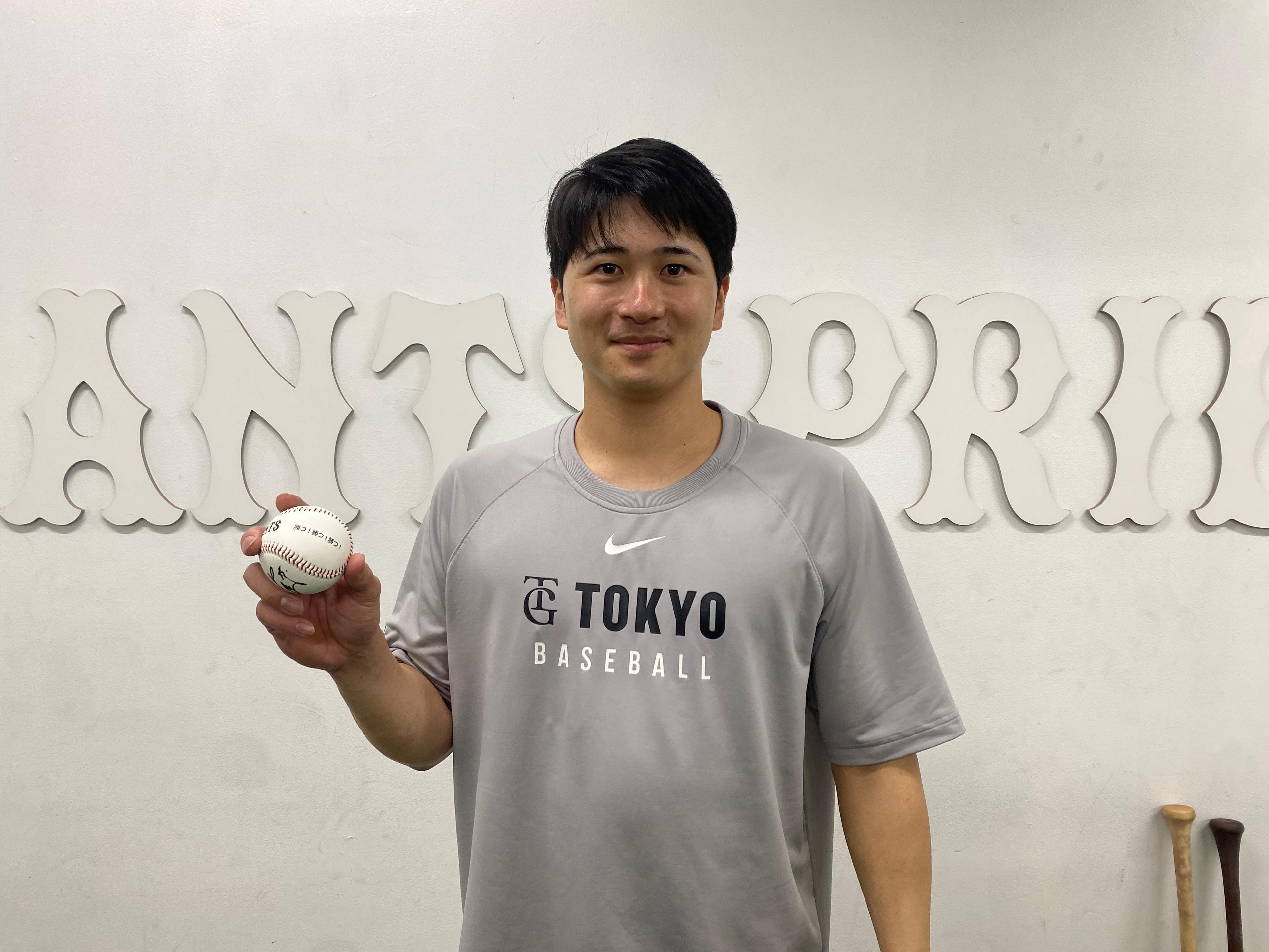 勝つ！勝つ！勝つ！」 特別デザインのサインボールを投げ入れ | 読売