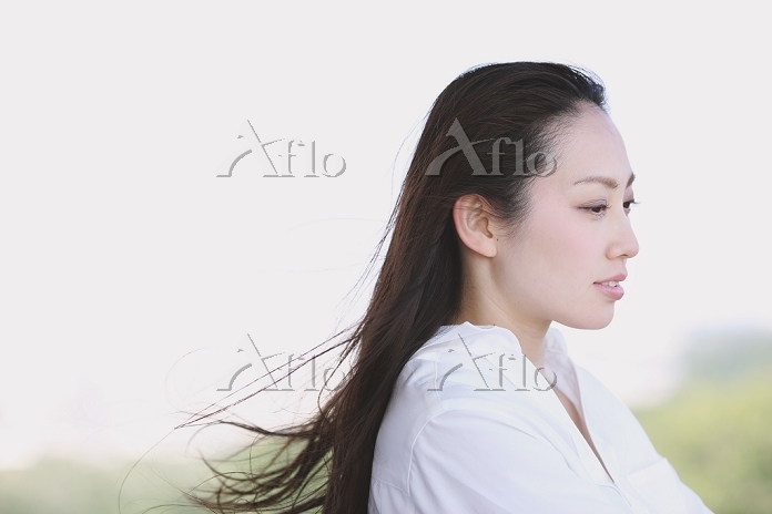 日本人女性の横顔 [35419303]の写真素材 - アフロ