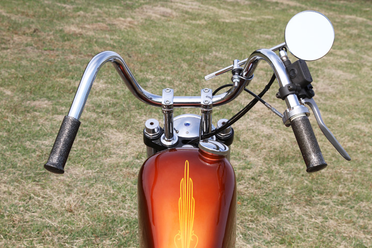 オレンジ色のスポタンが効いたビンテージルックなチョッパー 【PRIMARY