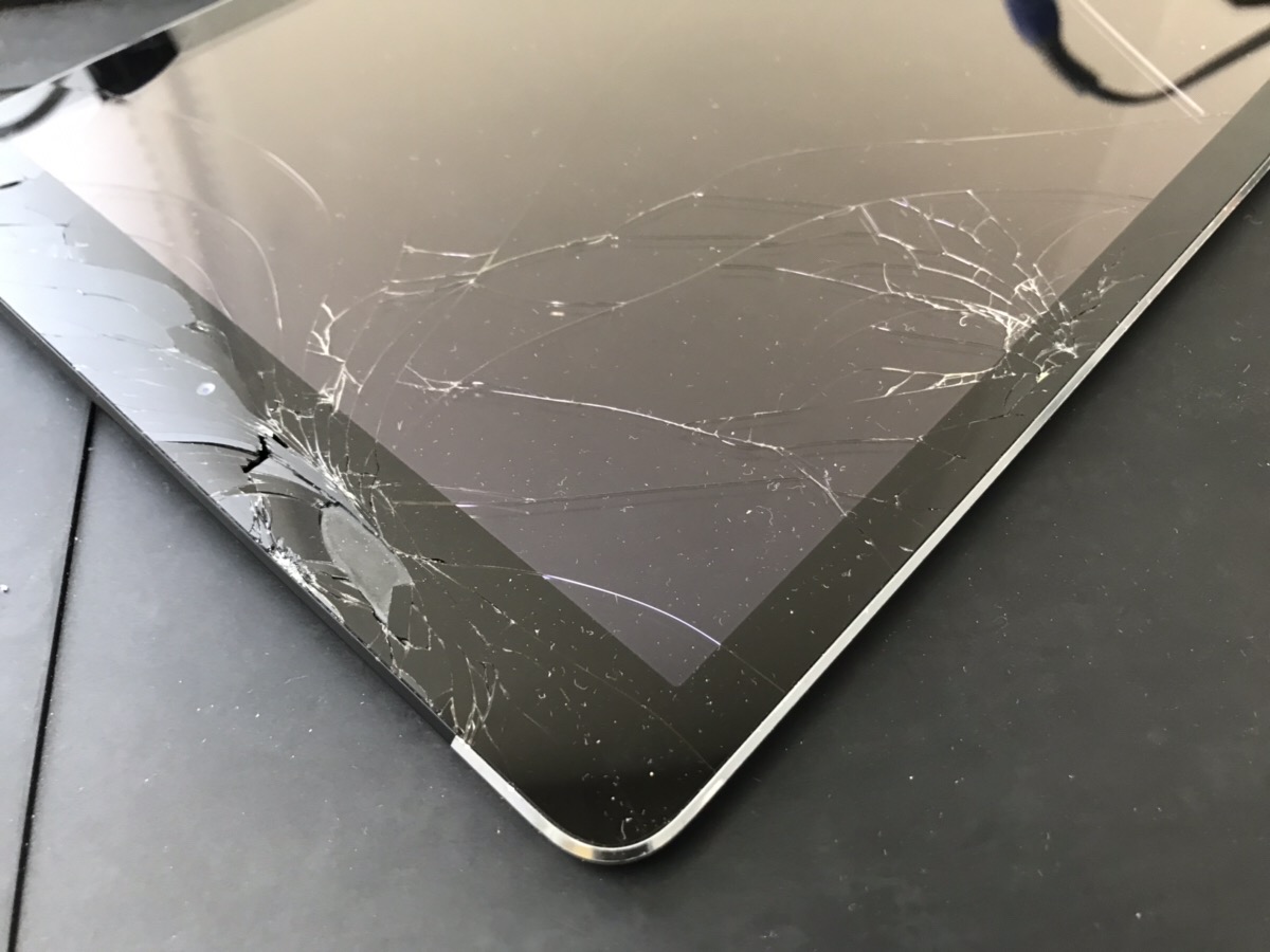 iPad Air】画面がバッキバキに割れてしまった…即日で修理できる