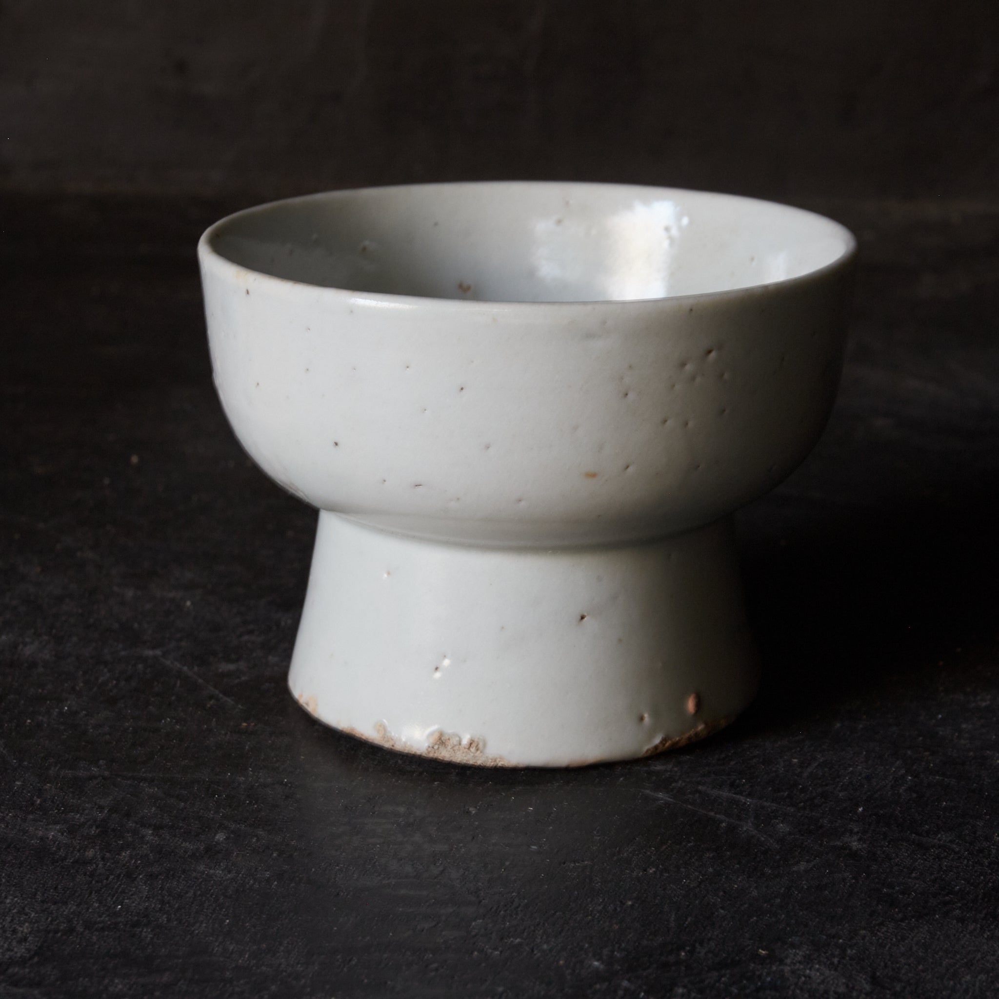 李朝 白磁台付碗（1392–1897 CE） | 入蘆花（ロカニイル）