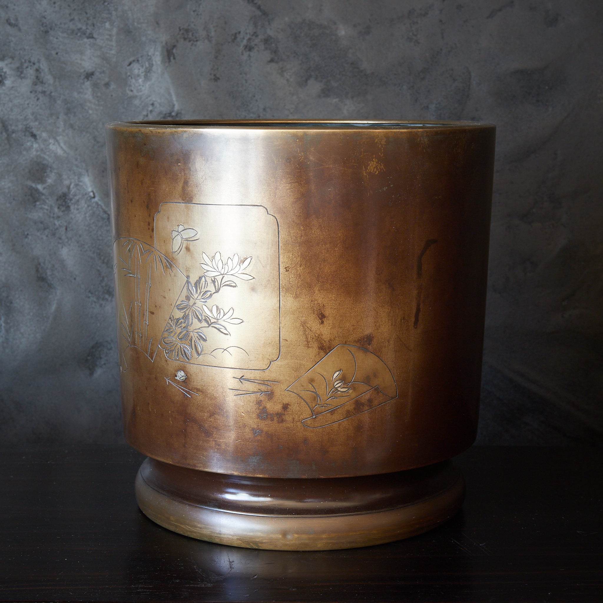 明治 線刻象嵌蝶花竹文銅火鉢 瓶掛（1868–1912CE） | 入蘆花（ロカニイル）