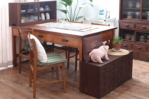 カフェ風インテリアにもおすすめ！学校のアンティーク作業台の魅力