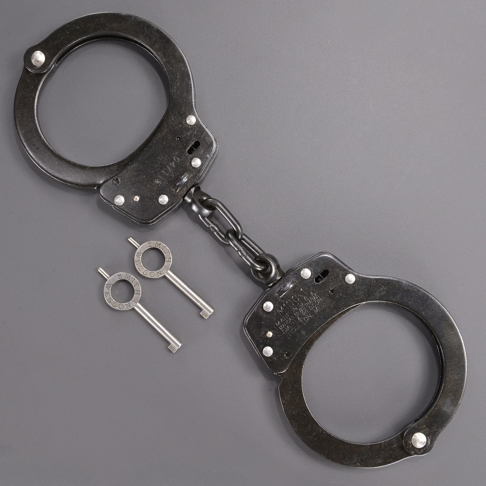 S&W スミス&ウェッソン ハンドカフ 手錠 M100-1 鍵付き 黒 楽天市場