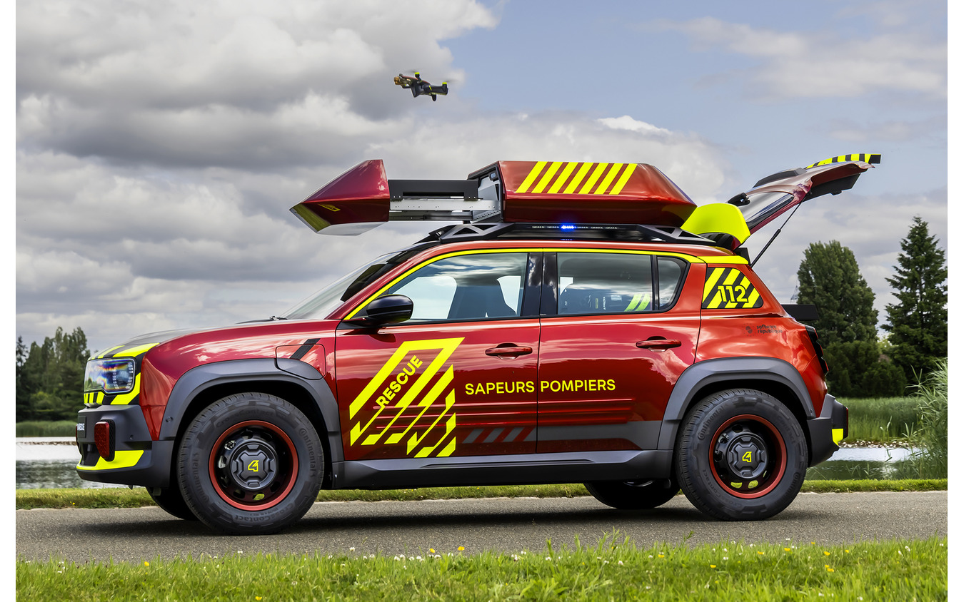 まるでエヴァンゲリオン!?「ルノー4」が救急車両に変身、移動指令