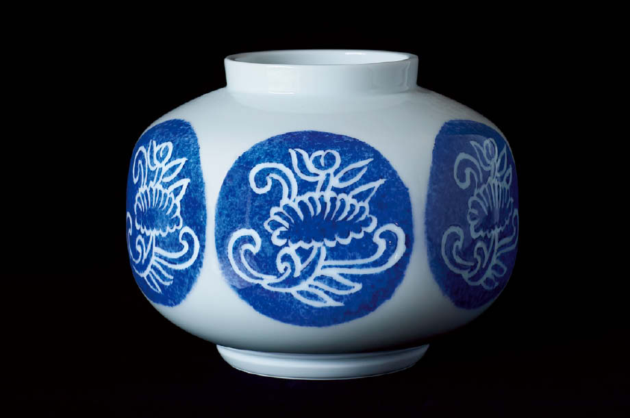 井上萬二】白磁の伝統 日本の名窯 人間国宝 井上萬二作 白磁牡丹染彫文