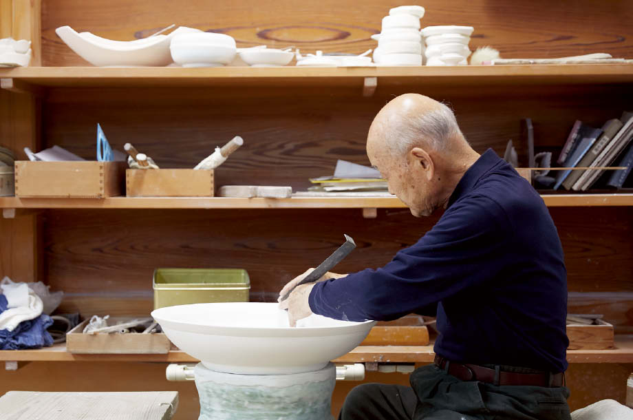 人間国宝を訪ねて③ 井上 萬二 陶芸/白磁 | 三越伊勢丹オンライン