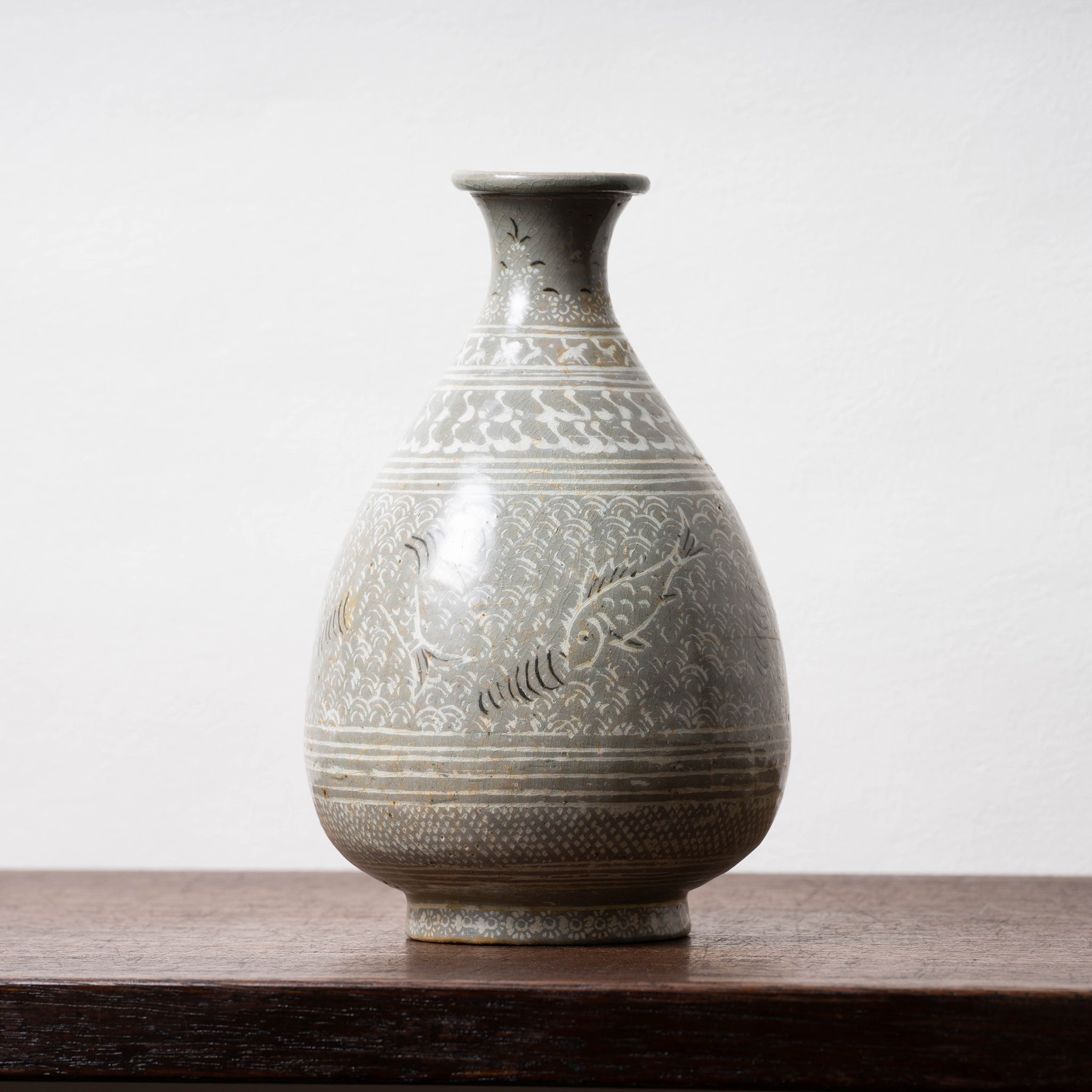 高麗 青磁三島象嵌魚文玉壺春 – 燦禾 SANKA