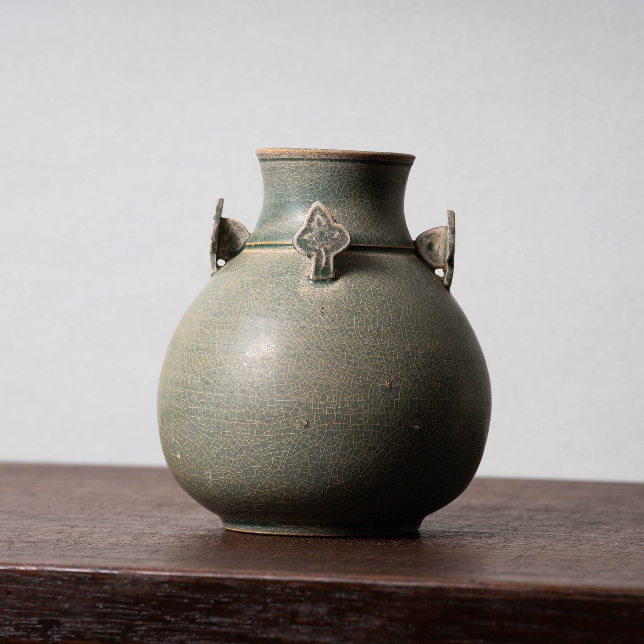 中国宋時代青磁お茶碗と明時代染付小壺 中国宋時代青磁お茶碗と明時代