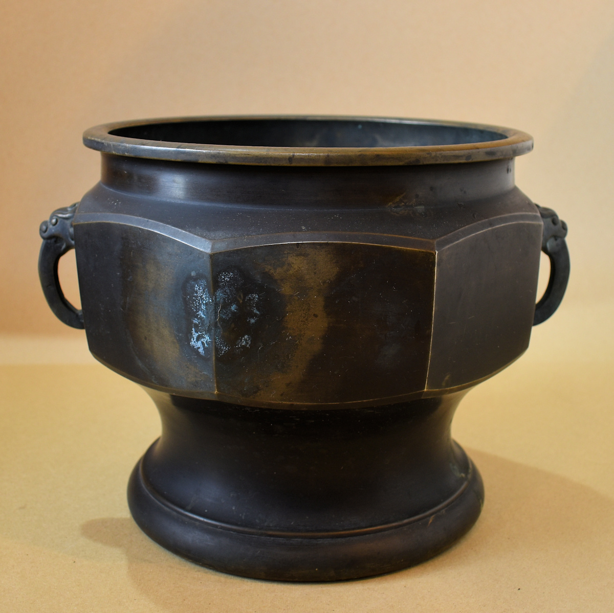 唐銅 火鉢 楼閣山水風景図 三足 台付の大火鉢 龍耳 約47.5cm/口径