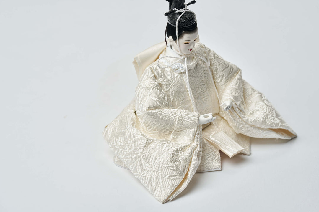 純白、絹のおひなさま – 人形工房 左京
