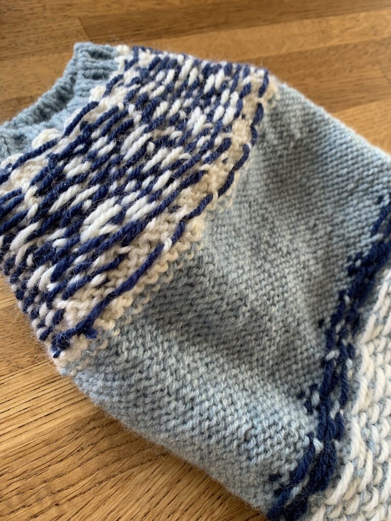 とじはぎなしで編む！雪の結晶の編み込みドッグセーター | サポトリコ