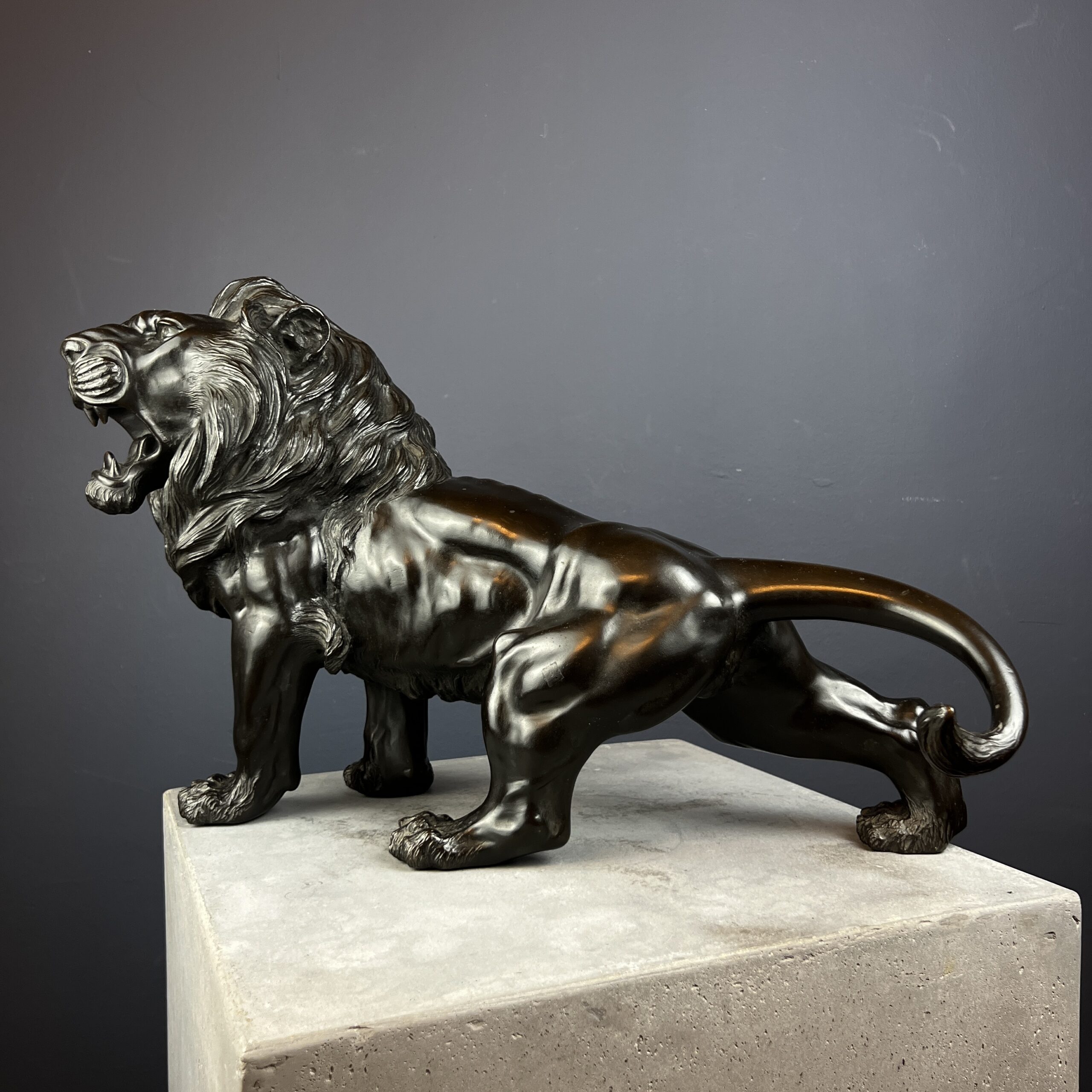 Bronze Lion Sculpture, Japan - 1890 — Savarts