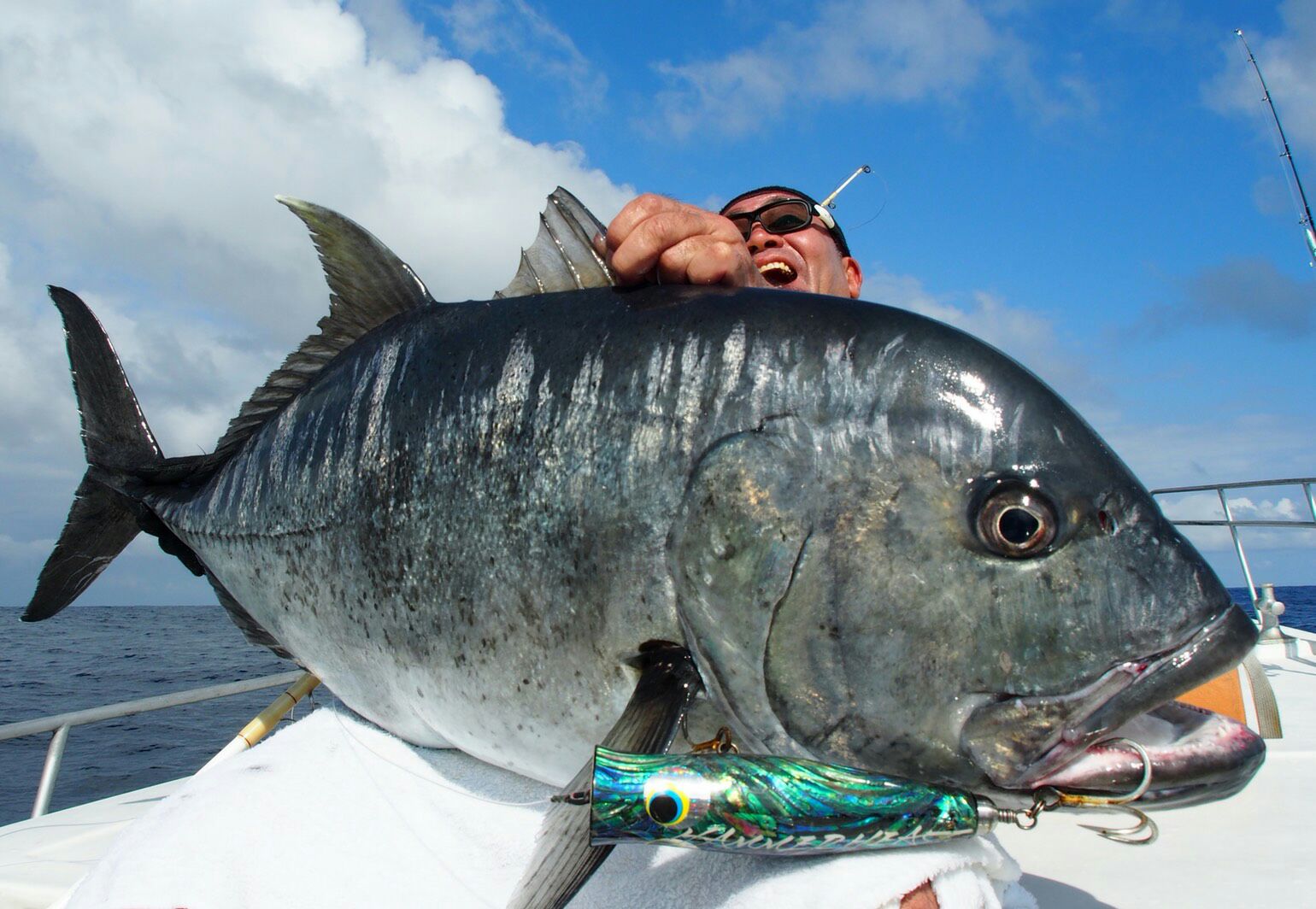 あの巨大ロウニンアジにダイスケが挑む！ | 石川県珠洲市の釣り船遊