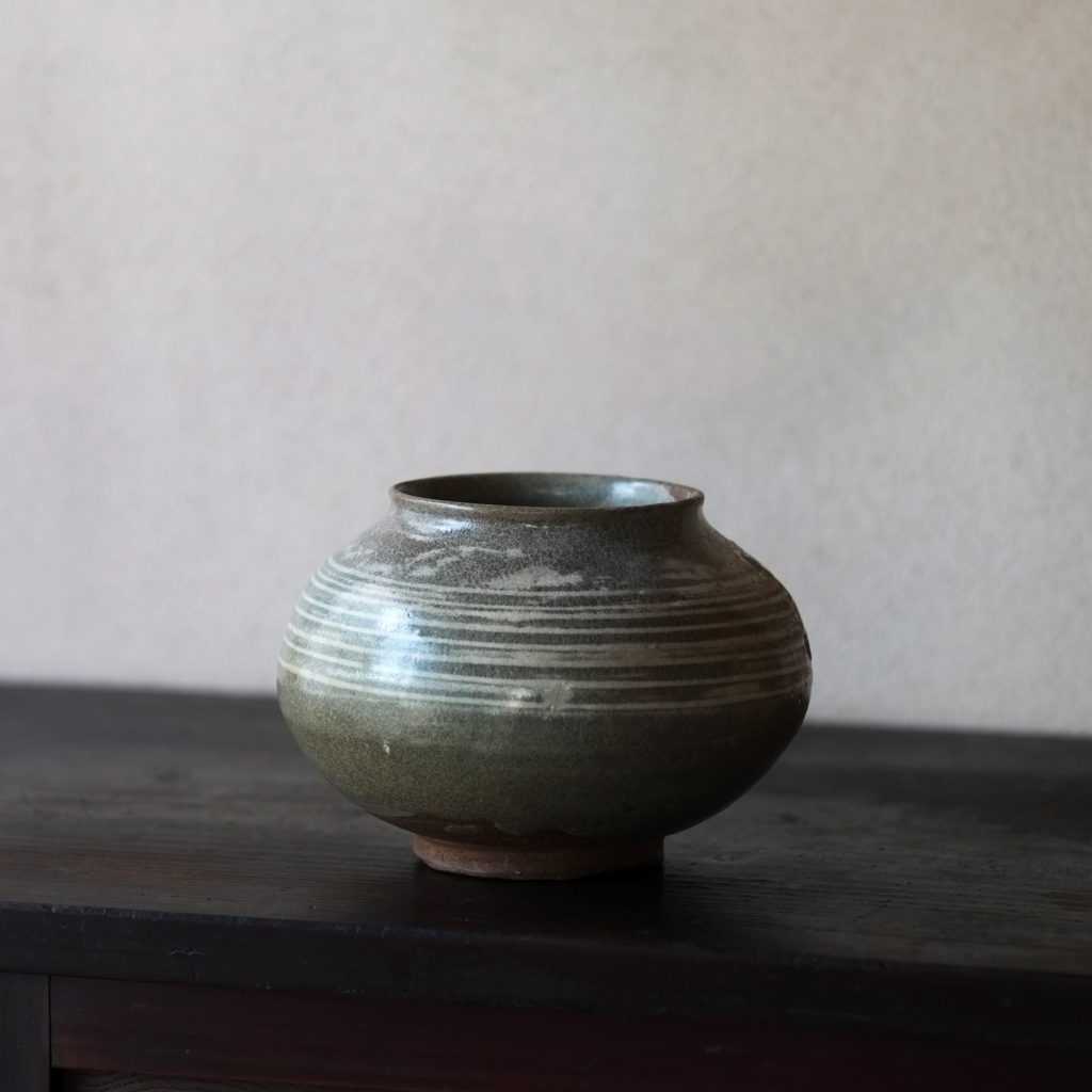 黒高麗塩笥小壺・李朝初期・ぐい呑み 黒高麗塩笥小壺・李朝初期