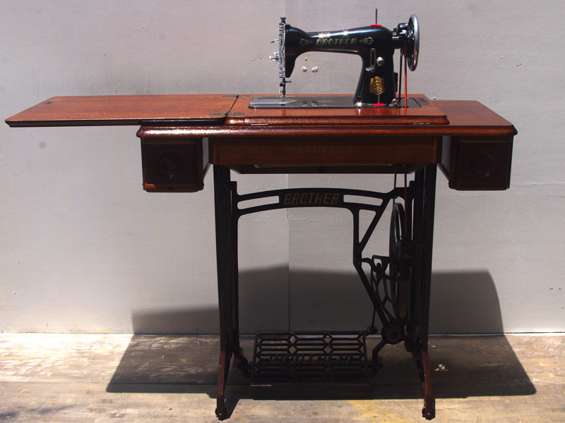 No.682 BROTHER ブラザー製 家庭用足踏みミシン オリジナルライト付