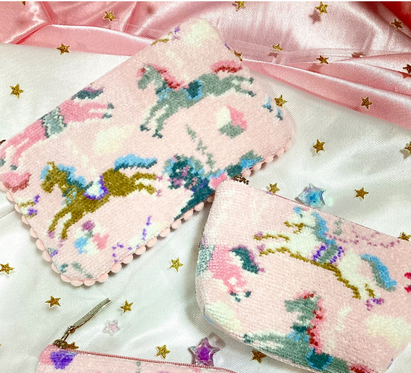 ラブラリー バイ フェイラー】メリーゴーランドの木馬を描いたLOVERARY