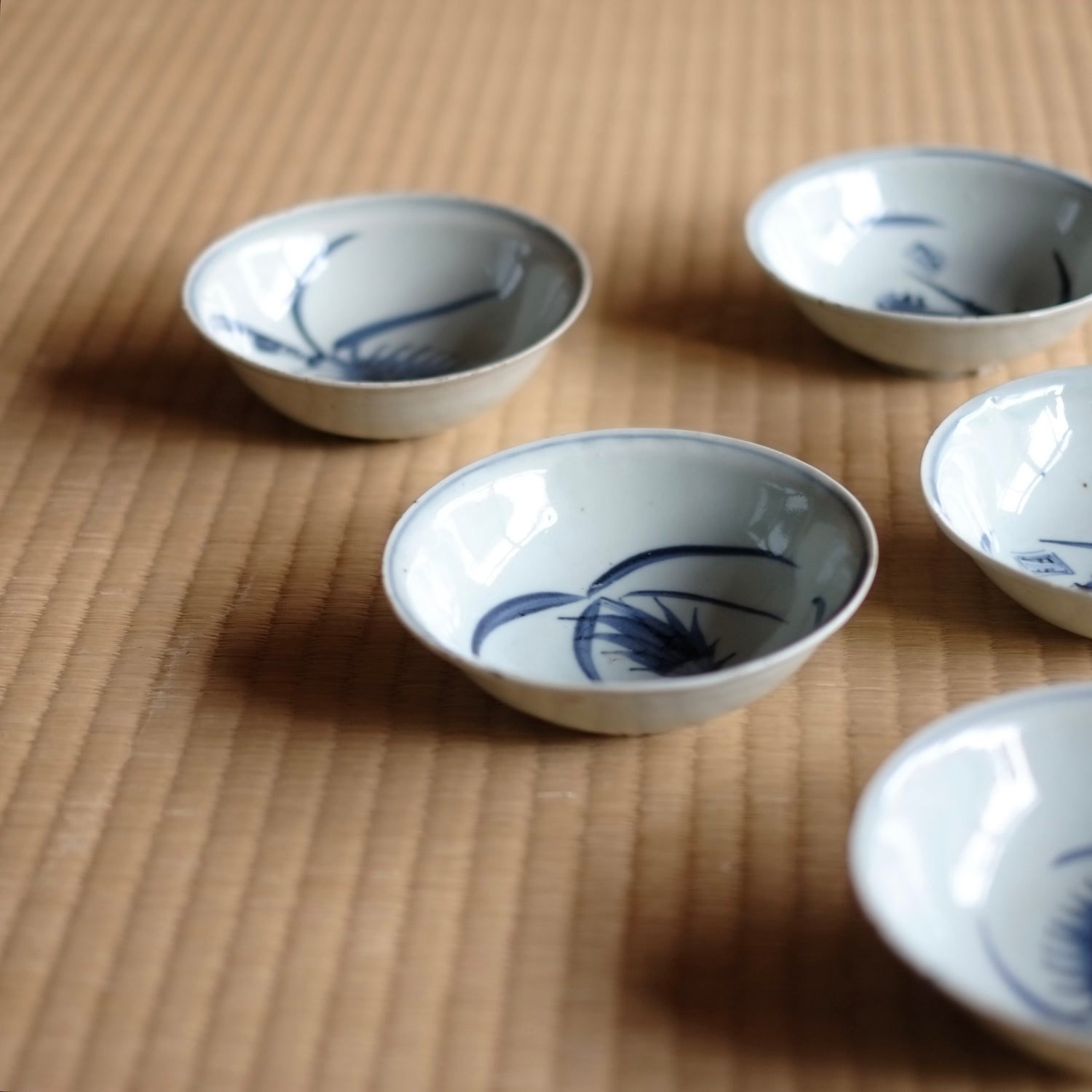 古染付 青花 蘭図深鉢皿 (明朝末期-清朝初期) – 逢季荘