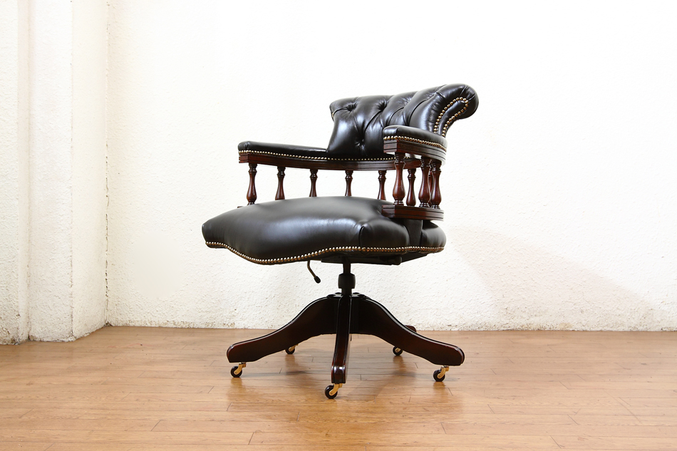 チェスターフィールド ブラックレザーブラウンキャスターチェア