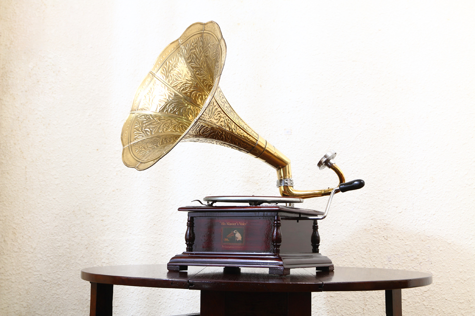 ヴィンテージHMV テーブルトップ グラモフォンwith ブラスホーン