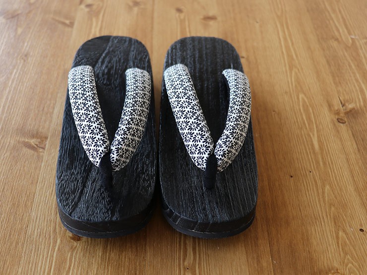 江戸小紋 黒塗り右近桐下駄 菊菱 街着屋オリジナル ソフト太鼻緒