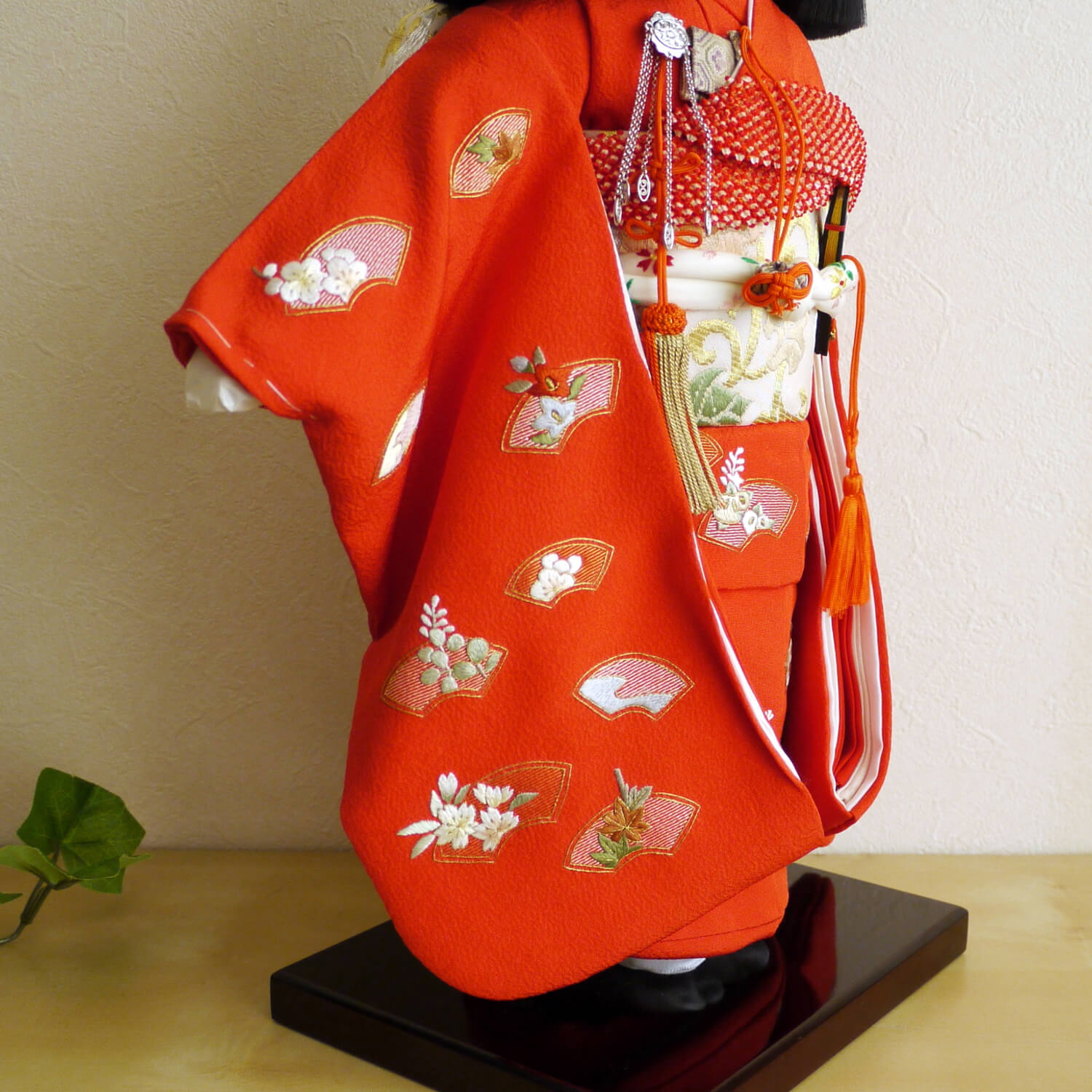 市松人形 元賀章介 12号尺二正絹手刺繍 扇面に小花 赤色 台 女の子