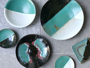 鳥取の民藝 牛ノ戸焼窯元 マグカップ 緑と黒 染分け2 B : おまめ