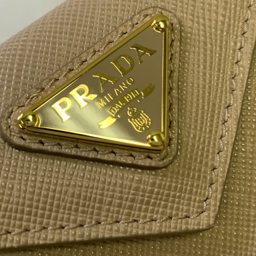 PRADA（プラダ） サフィアーノトライアングル 財布 レディース ピンク