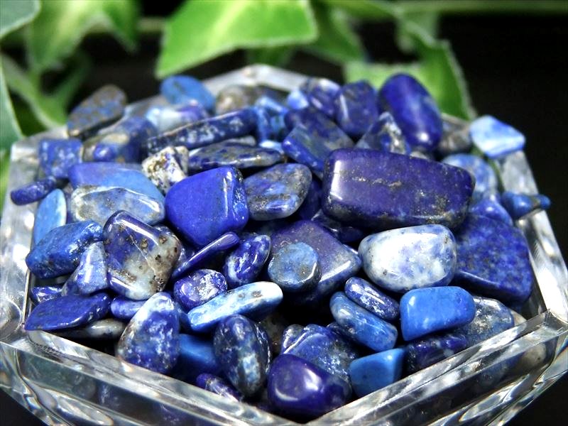 中粒 ラピスラズリ さざれ 約200g 粒の平均約4mm-13mm 幸運の象徴 世界