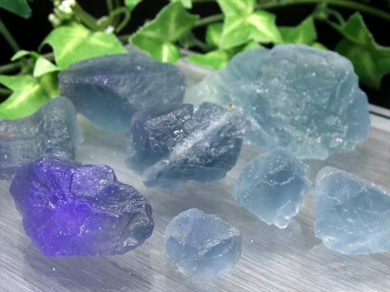 強めの蛍光 マリンブルー 蛍光フローライト原石 詰め合わせ 約100g入り