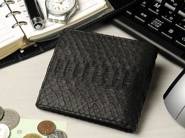 本革 パイソン 二つ折り財布 一枚革 ブラック 財布 ヘビ革 黒 : ダブル