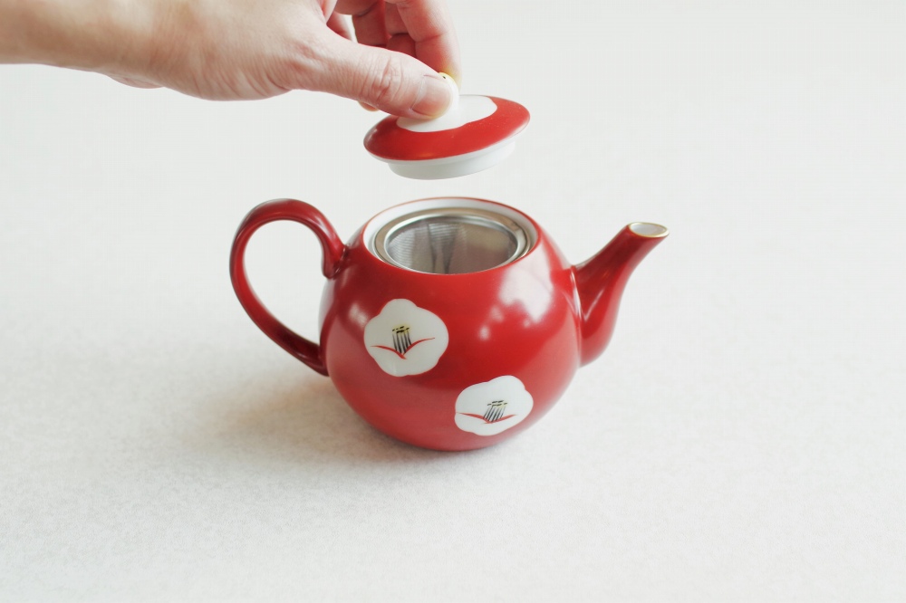 美濃焼 赤志乃 ぐい飲み 箱付き 椿 美濃焼 赤志乃 ぐい飲み 箱付き 椿